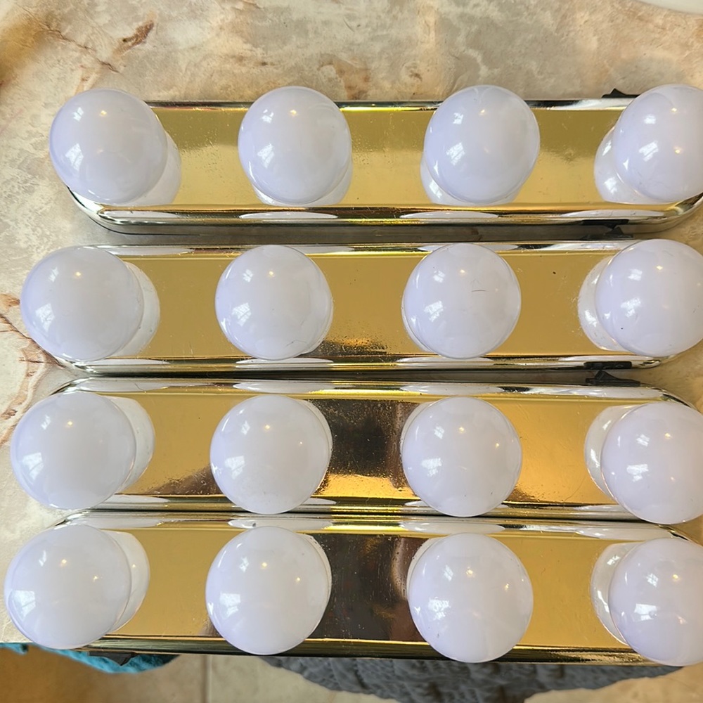 Set of 4 battery operated vanity lights